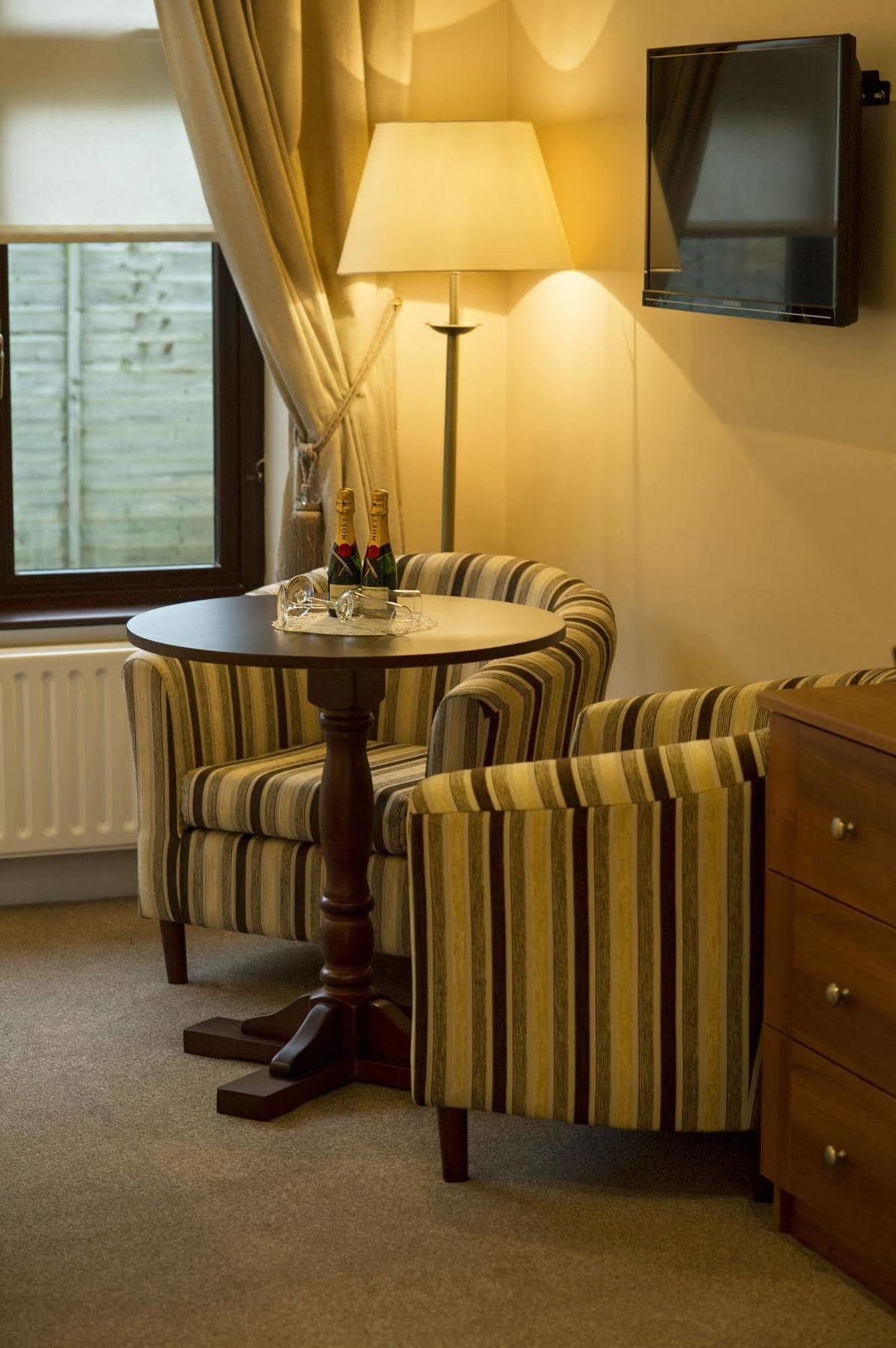 Hillview Self Catering Apartment Lusk ภายนอก รูปภาพ
