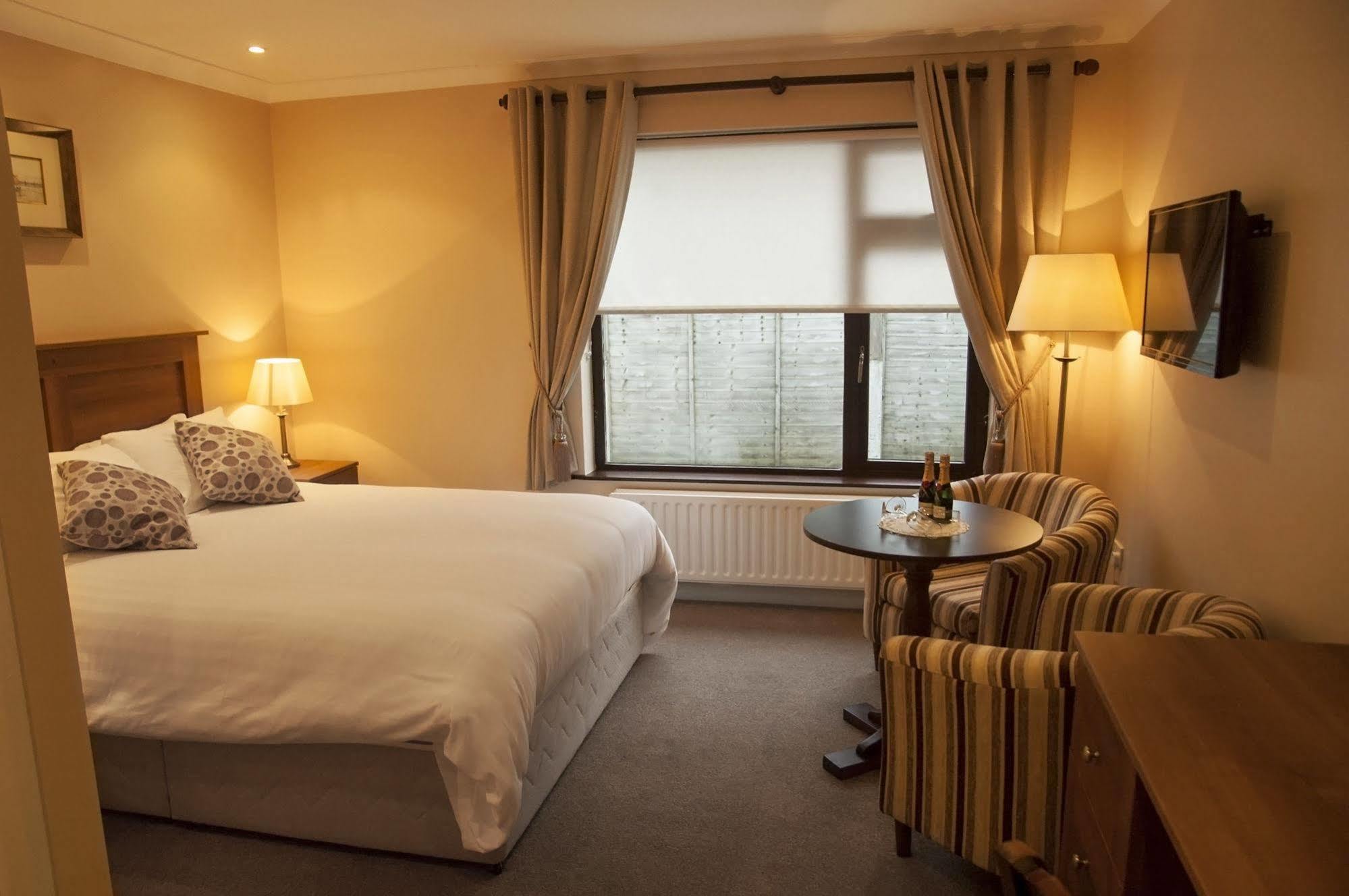 Hillview Self Catering Apartment Lusk ภายนอก รูปภาพ
