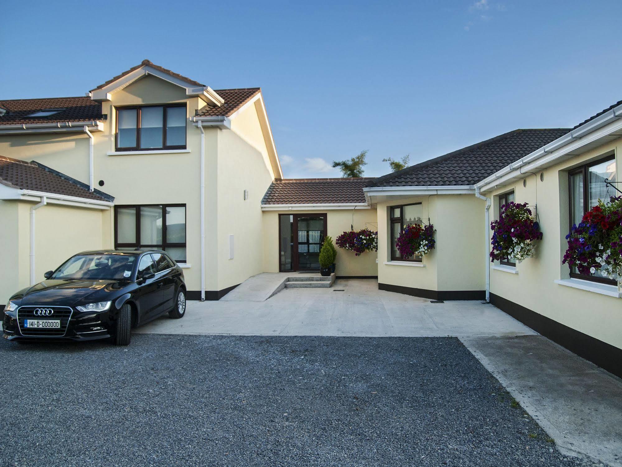 Hillview Self Catering Apartment Lusk ภายนอก รูปภาพ